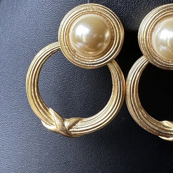 Vintage 1980s Earrings Clip 1.75" Faux Pearl Gold Tone Metal Door Knocker Retro - Picture 3 of 6